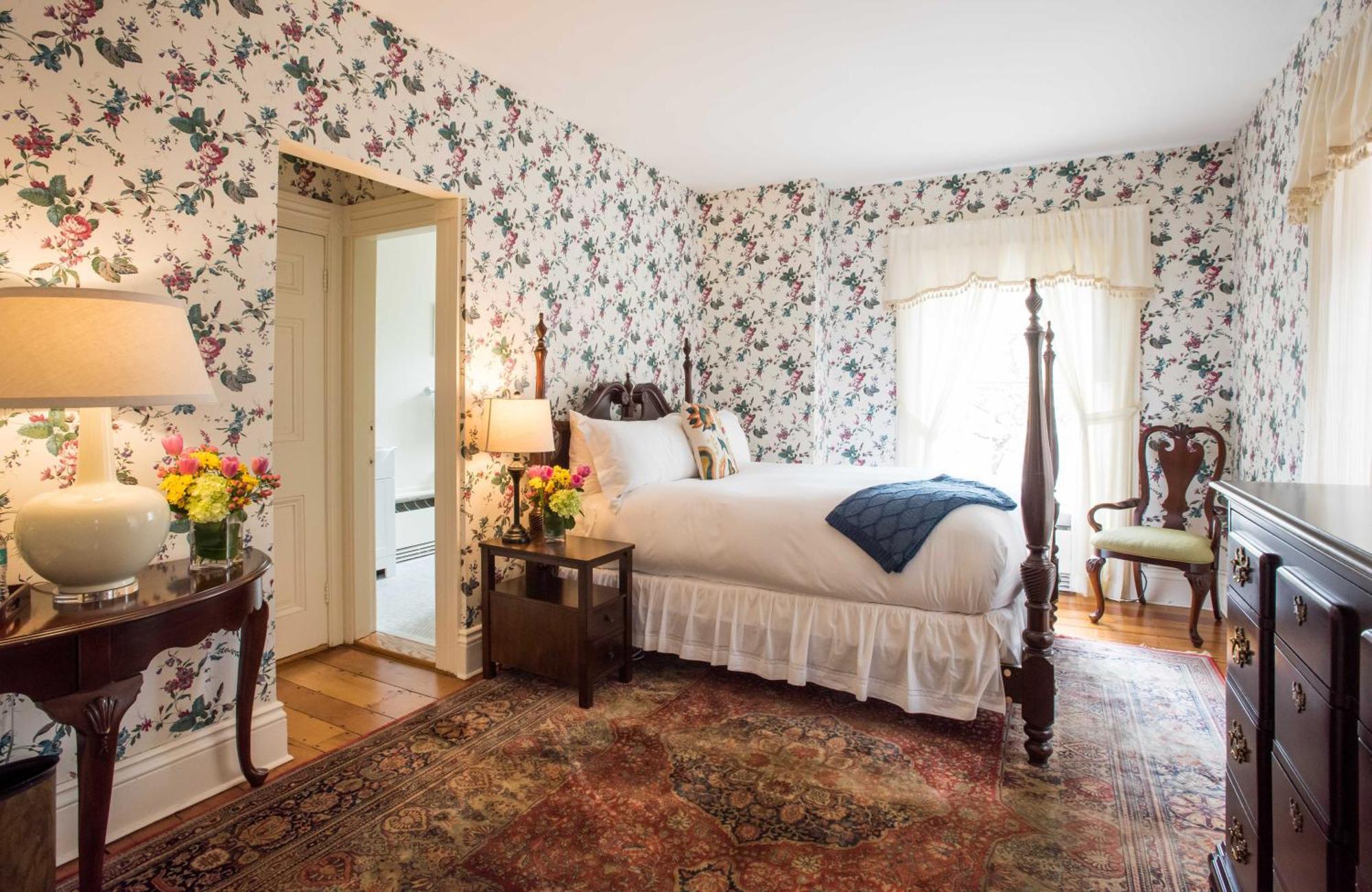 Deluxe Queen Room,1586841337:JPEG